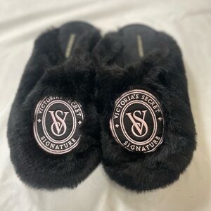 NEW VICTORIA'S SECRET Closed-Toe Faux Fur Slippers In Black S  (US Size 5 & 6)